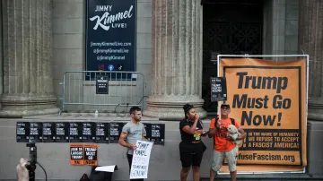 Lidé v kalifornském Los Angeles demonstrují před centrem El Capitan, kde se natáčí pořad Jimmy Kimmel Live!