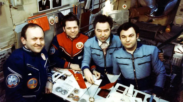 Vladimír Remek s kosmonauty
