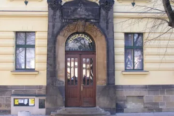 Z kladenského gymnázia spadl kus štítu. Budova je uzavřená, studenti mají volno