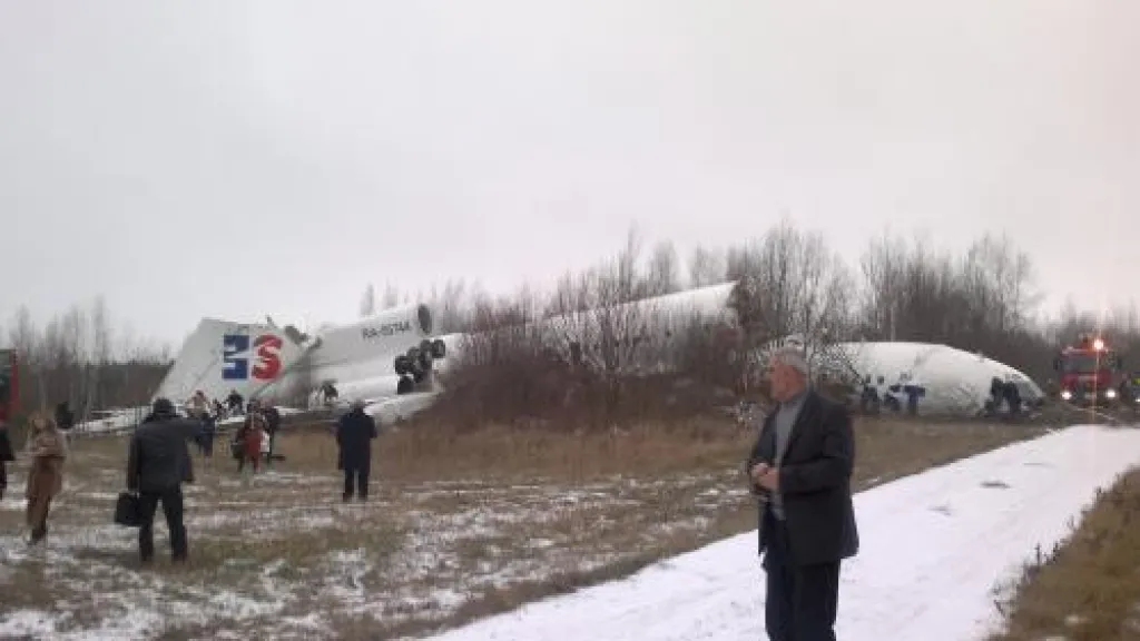 Poškozený tupolev po nouzovém přistání v Moskvě