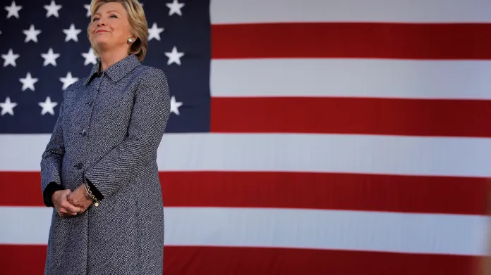 Redaktor Newsweeku: Důvěryhodnost Clintonové klesá