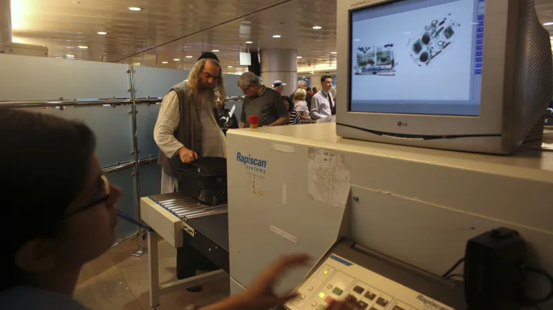 Jedna z několika kontrolních procedur na letišti