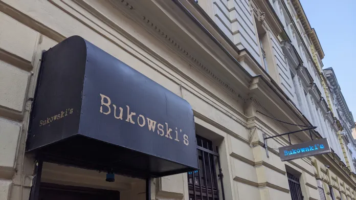 Pražský bar pojmenovaný podle spisovatele Charlese Bukowského