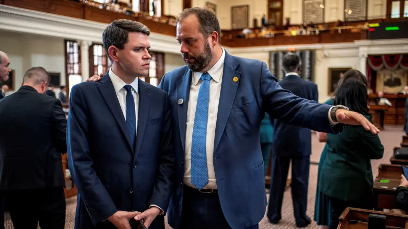 Člen texaské sněmovny reprezentantů James Talarico (vlevo)