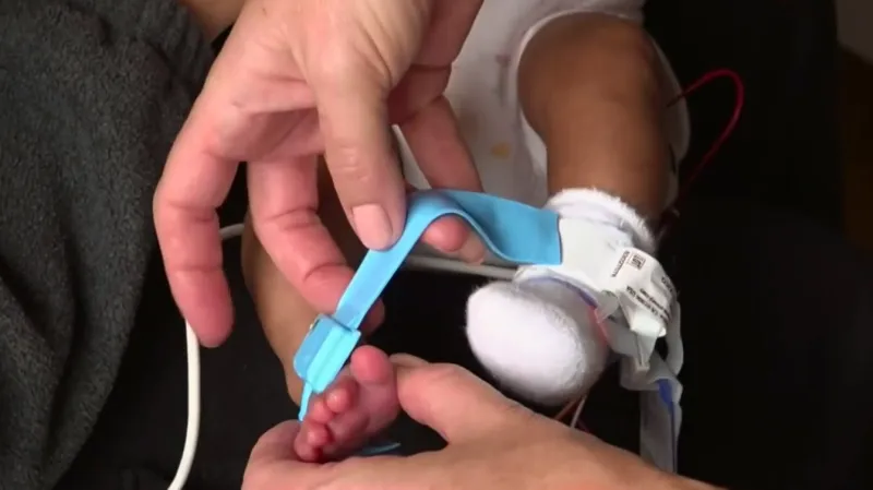 Senzor na noze novorozence