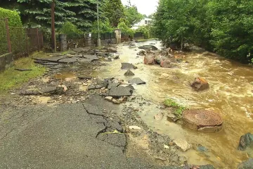 Povodeň v Obecnici zničila most, pro vodu musí lidé k cisterně