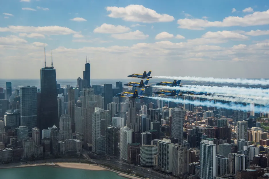 Akrobatický tým amerického námořnictva Blue Angels přelétl nad Chicagem na počest pracovníků, kteří se zabývají řešením pandemie způsobenou koronavirem