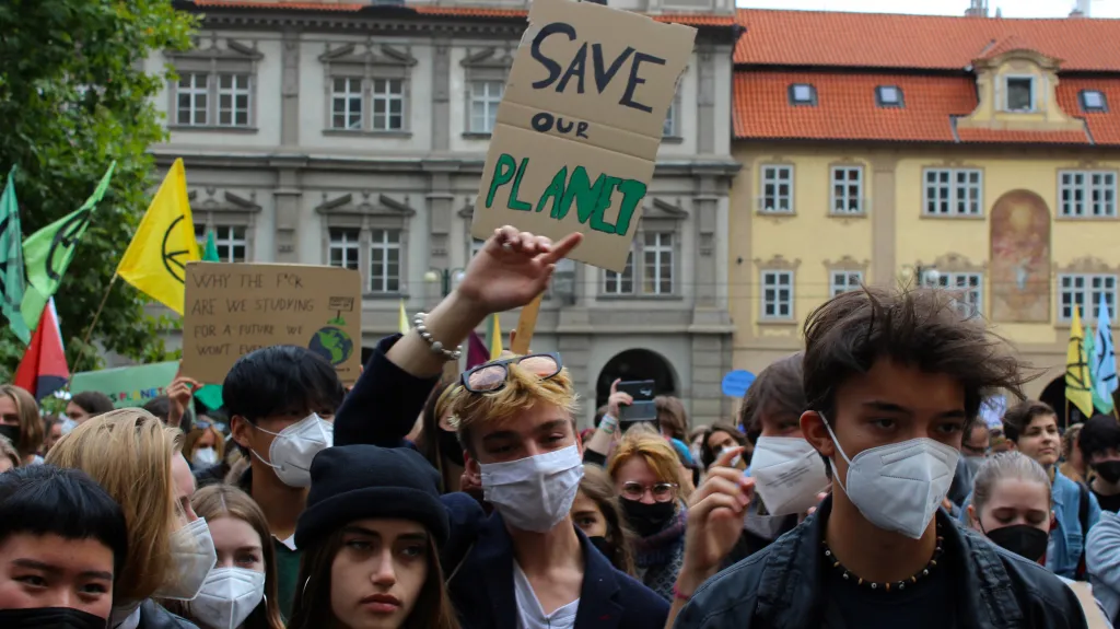 Studentská stávka za klima na Malostranském náměstí v Praze