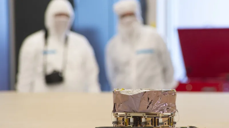 Složená a rozložená solární plachetnice NEA Scout