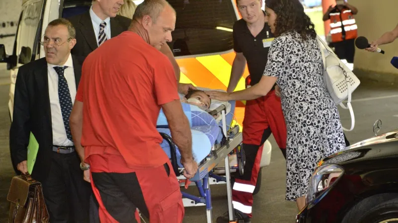 Zdravotníci přijímají Ashyu Kinga v Motole