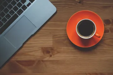 Ranní kafe „k nakopnutí“ může být částečně jen placebo, ukázaly skeny mozku