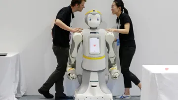 Robot pomáhající seniorům