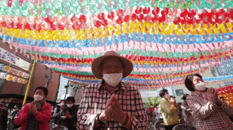 Věřící slaví Buddhovy narozeniny v chrámu v Soulu v Jižní Koreji. Tento rok byl přesunut ceremoniál k oslavě výročí z 30. dubna na 30. května kvůli epidemii koronaviru.,  Autor: Ahn Young-joon,  Zdroj: ČTK/AP