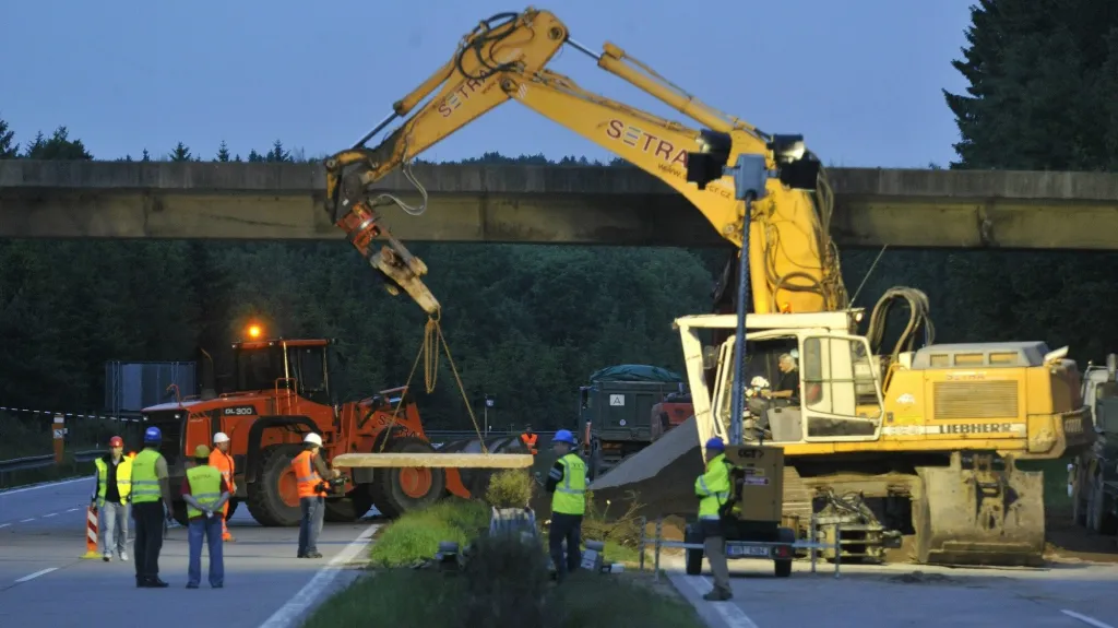 Bourání mostu na 107. kilometru D1