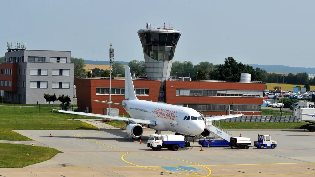 Sokolníci ptactvo před příletem nebo odletem strojů plaší