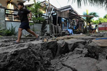 Trosky místo domů. Jih Filipín se potýká s následky ničivého zemětřesení