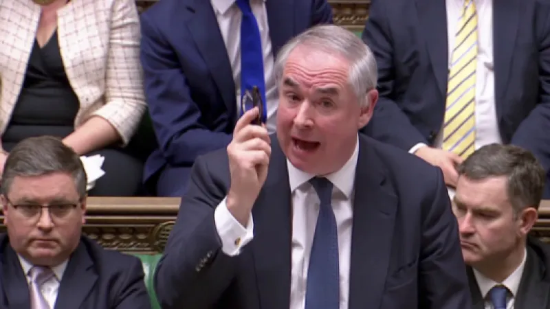 Britský generální prokurátor Geoffrey Cox ve své odborné analýze v úterý uvedl, že právní riziko, že Británie uvázne v unijních strukturách na neomezenou dobu při uplatnění takzvané irské pojistky po brexitu, trvá i přes doplněk k brexitové dohodě, který s Evropskou unií na  poslední chvíli v pondělí vyjednala premiérka Theresa Mayová.