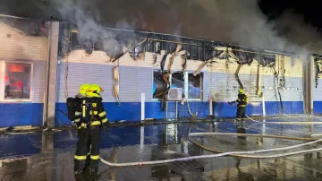 Hasiči zasahují u požáru haly v Bohušovicích nad Ohří