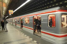 Pád muže zastavil na více než hodinu provoz metra na části linky B