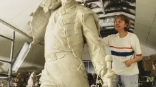 Irena Sedlecká při práci na soše Freddieho Mercuryho