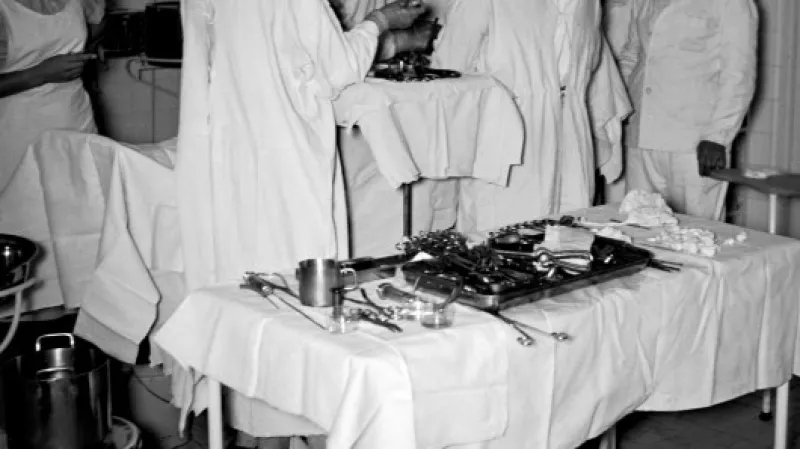 Nemocnice na Bulovce - pohled do operačního sálu během operace. Ilustrační foto. Zdroj: ČTK