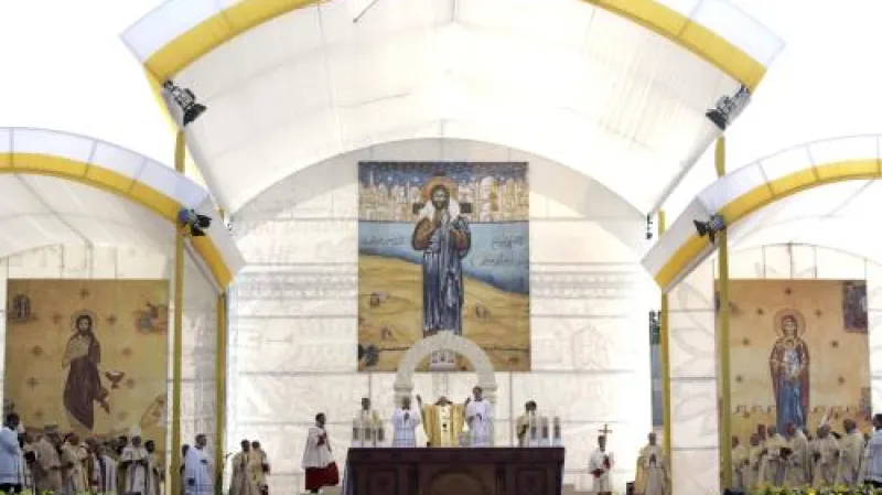 Papež slouží mši pod širým nebem