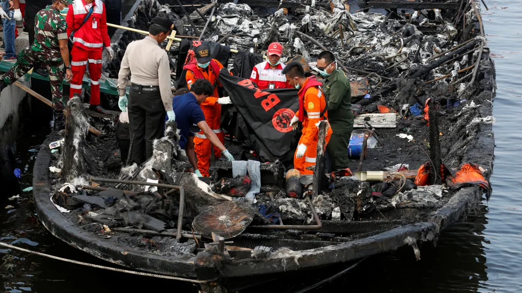 Zástupci Červeného kříže na palubě trajektu