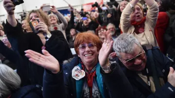 Příznivci hnutí Syriza oslavují po prvních odhadech výsledků voleb v Řecku