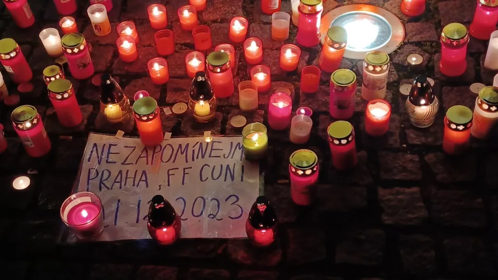 Pietní místo před Filozofickou fakultou UK