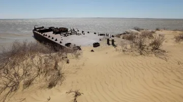 Vrak lodi pohřbený v pobřežních dunách Aralského jezera. Fotografie byla pořízená na jaře 2017
