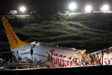 V Istanbulu sjelo letadlo z ranveje a rozlomilo se. Zemřeli tři lidé, 180 je zraněných