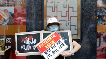 V den, kdy se měly v Hongkongu konat volby, vyšli lidé demonstrovat do ulic