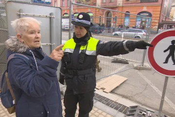 Část pěších u nádraží v Českých Budějovicích odmítá delší obchozí trasu kolem stavby a jde rušnou silnicí