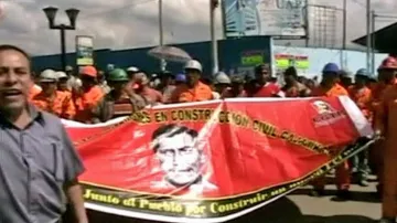 Peruánci protestují proti budování dolu Conga
