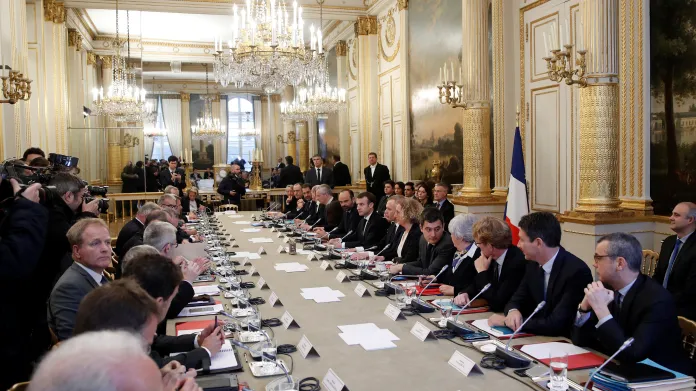 Prezident Emmanuel Macron se radil s odboráři i politickými špičkami