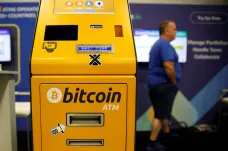 Seniorka uvěřila podvodníkům, do bitcoinmatu naházela přes pět milionů