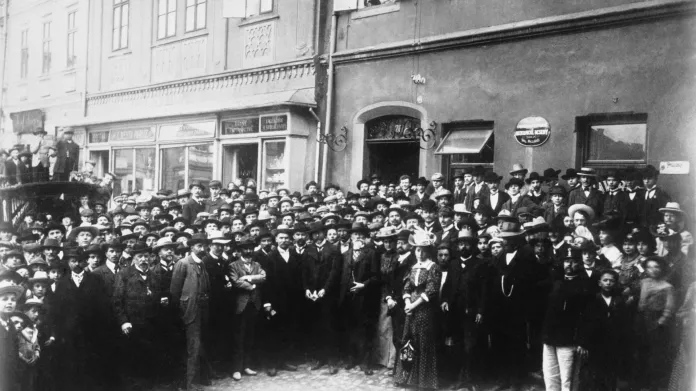 T. G. Masaryk (uprostřed) na náměstí ve Valašském Meziříčí v roce 1907