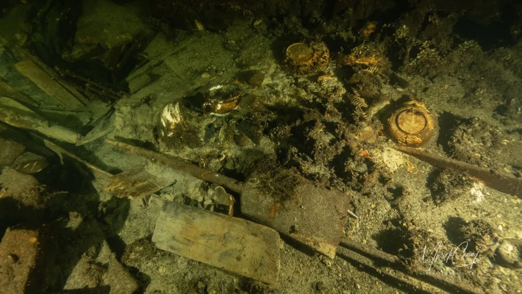 Vrak lodi s lahvemi šampaňského a minerálky