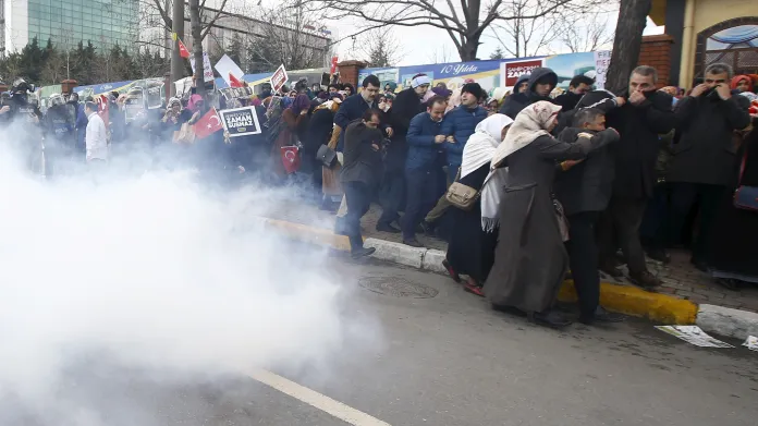 Policie použila slzný plyn na demonstraci na podporu opozičního deníku Zaman