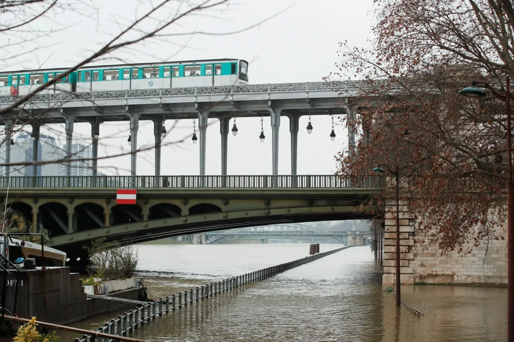 Zvýšená hladina řeky Seiny v Paříži