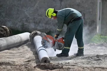 Hrušky demontují poslední sloupy provizorního vedení, které bylo vybudováno po tornádu
