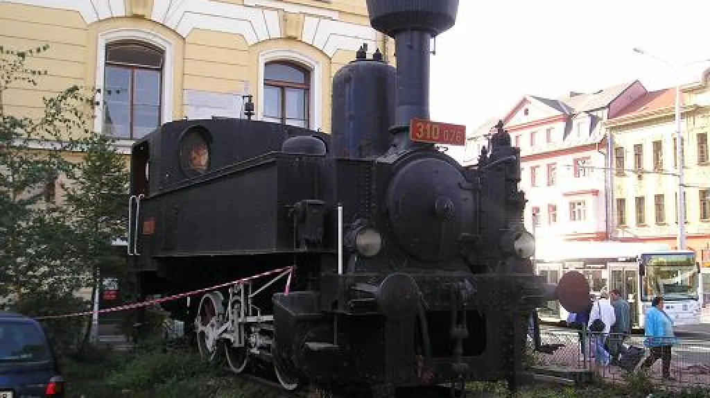 Parní lokomotiva před budějovickým nádražím