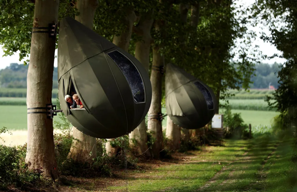 Stanování na boku stromu? Pro nizozemského umělce Dre Wapenaara žádný problém. Jeho unikátně tvarované stany mají představovat slzu na okraji větví, která už už padá z košaté koruny stromu. Stan je ale na rozdíl od kapky na stromě dobře upevněn a turisté se do něj na belgickém venkově mohou pohodlně uložit