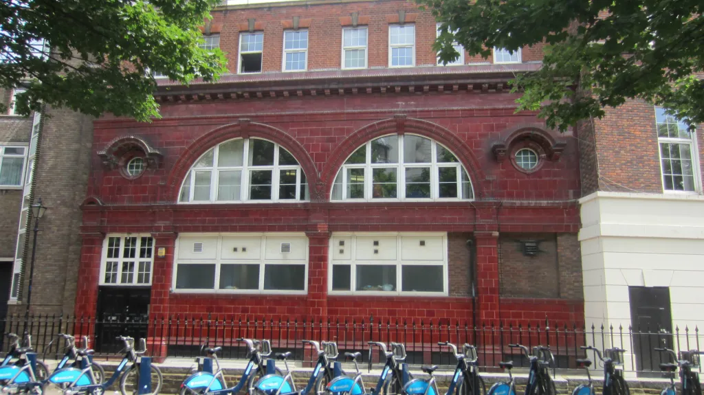 Bývalá stanice metra Brompton Road