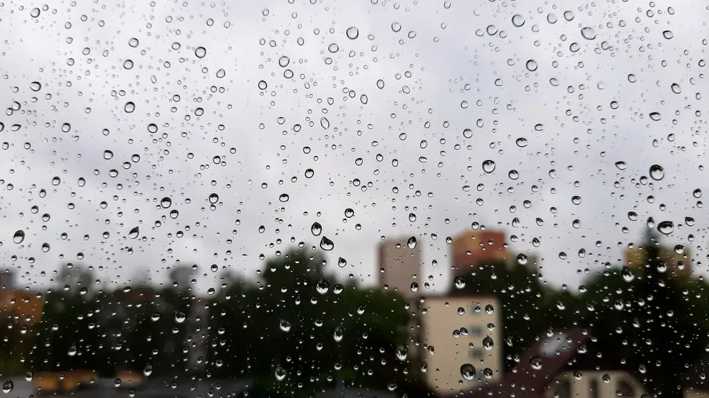 Déšť za oknem