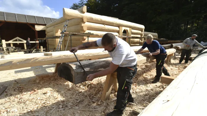 Tesaři pracují v Hošťálkové na dřevěné konstrukci kostela