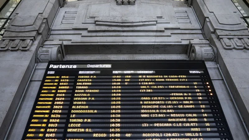Tabule oznamuje zpoždění na milánském nádraží