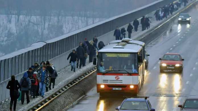 Městské autobusy po Nuselském mostě ve dne běžně nejezdí. Když ale nateklo v roce 2010 do metra a to muselo zastavit, vyjely místo něj. Autobusy jezdily také po povodních v roce 2002 a při mnoha plánovaných výlukách.