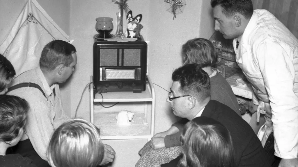 Poslech rozhlasu v roce 1938