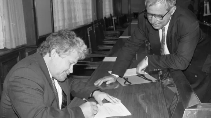 Petr Pithart podepisuje demisi vlády v roce 1992